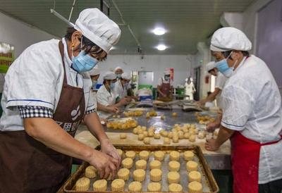 组图|江苏泰州:中秋近 月饼俏